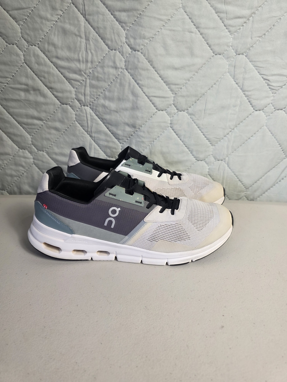 On Running Cloudrift Men's Shoes Undyed White 
Size 10.5